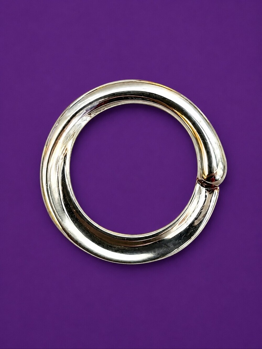𝅺VTG MONET Silvertone Minimalist Chic Circle Scarf Pin Brooch